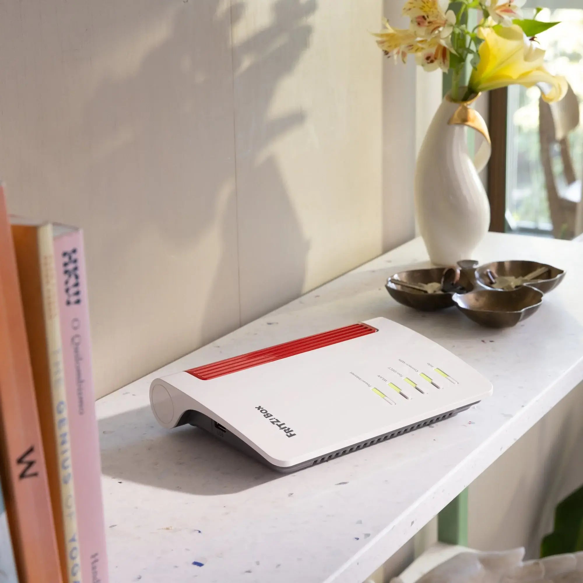 FRITZ!Box 4050 Router auf einem Regal mit Pflanzen im Hintergrund, ideal für Home Networking.