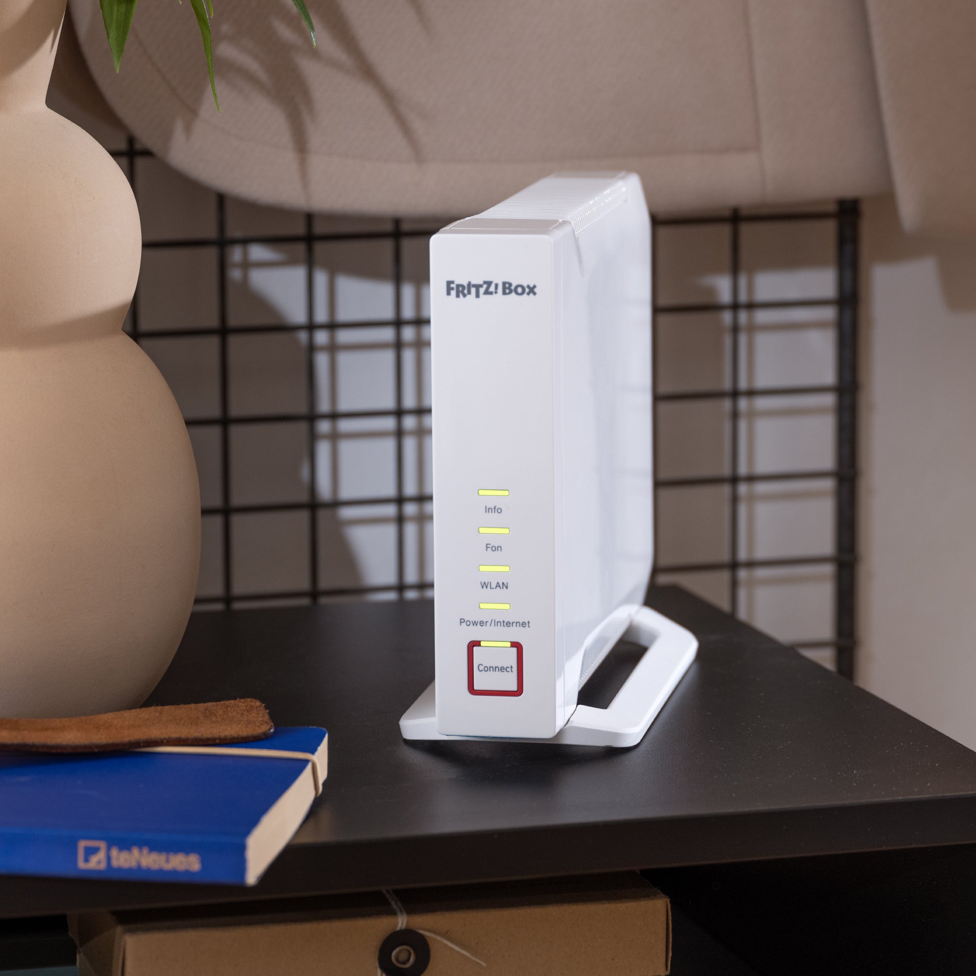 FRITZ!Box 4060 Router mit Wi-Fi 6 auf einem Tisch, ideal für Heimnetzwerke, mit grauem Hintergrund.