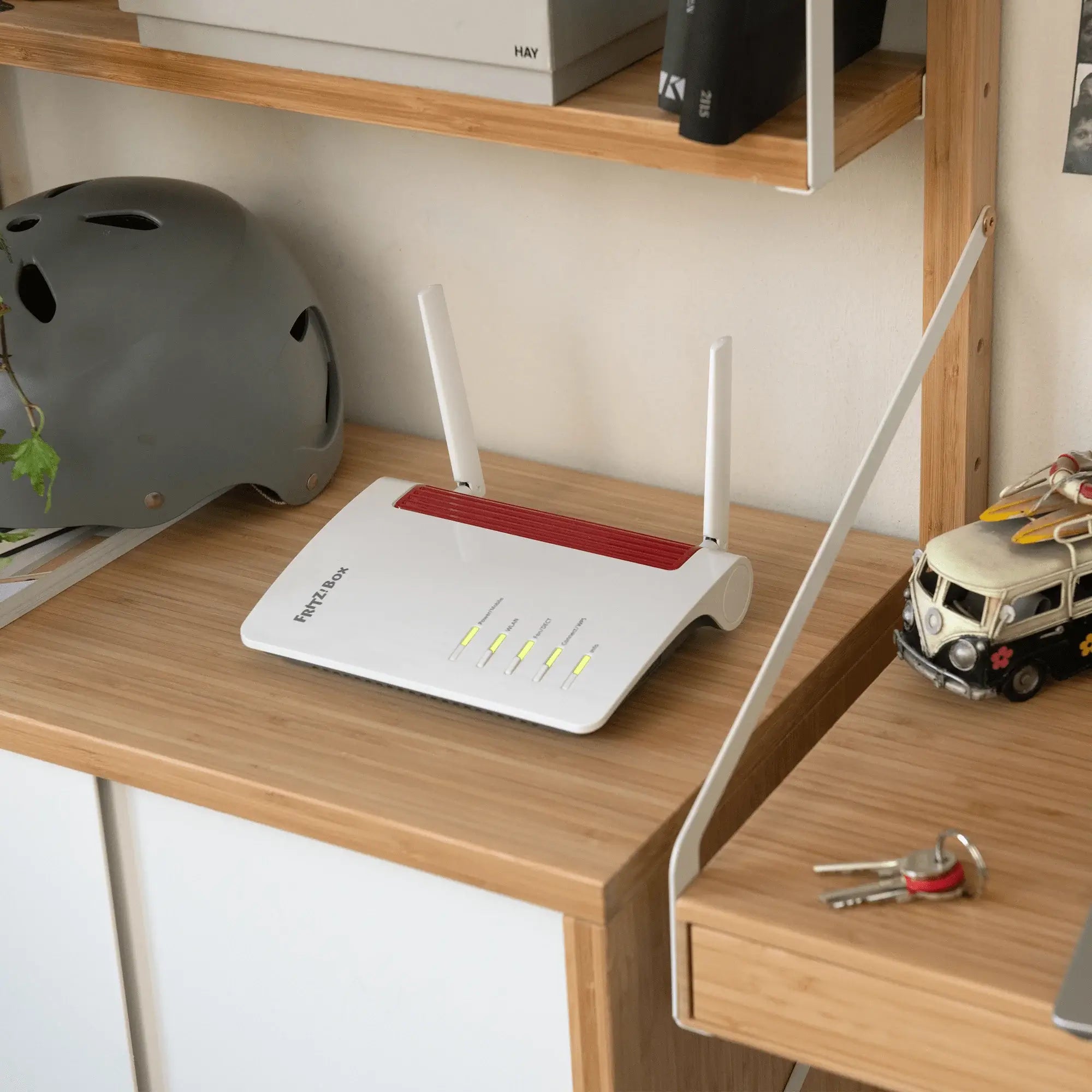 FRITZ!Box 6850 LTE auf einem Holzregal, ideale Wahl für flexibles LTE-Internet und starkes WLAN.