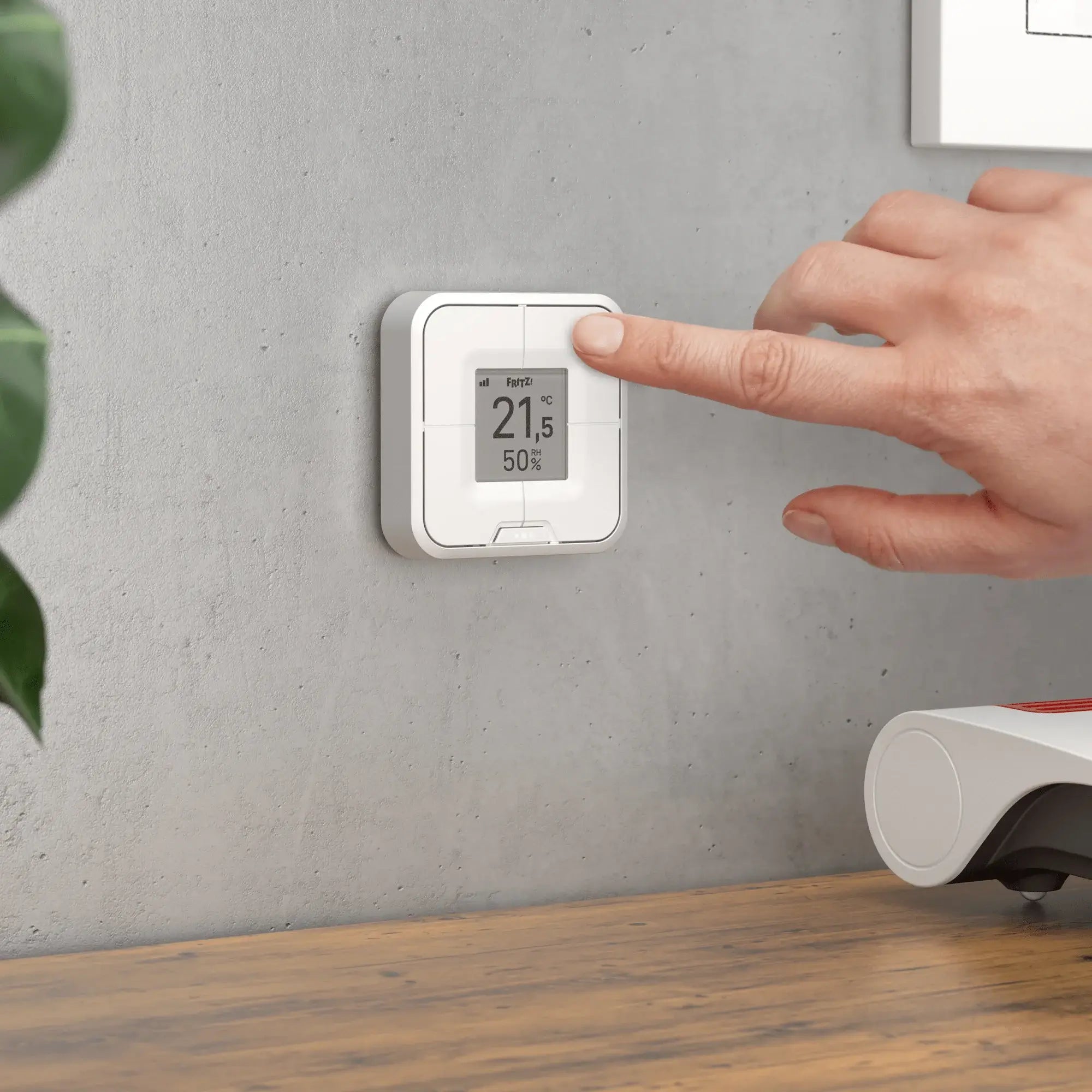 Bedienung des FRITZ!DECT 440 Temperatursensors an der Wand für smartes Zuhause